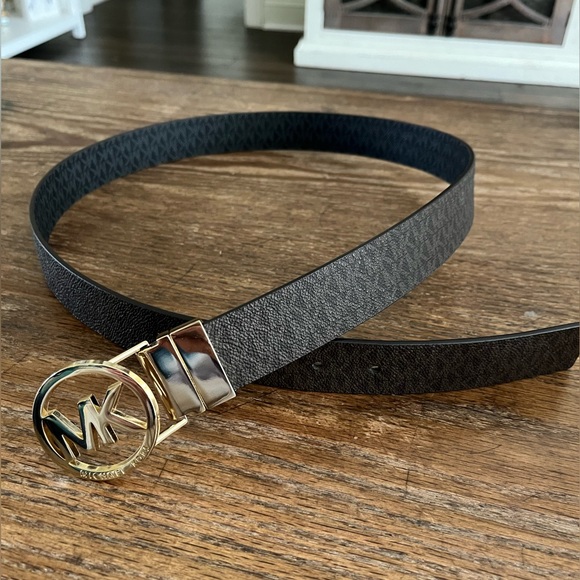 MICHAEL KORS
Reversible Logo with Logo Buckle Belt - Picture 4 of 5